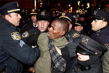 Director del FBI reconoce prejuicios raciales en policías